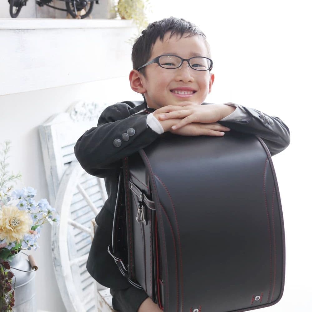 ピカピカのランドセルが嬉しい男の子