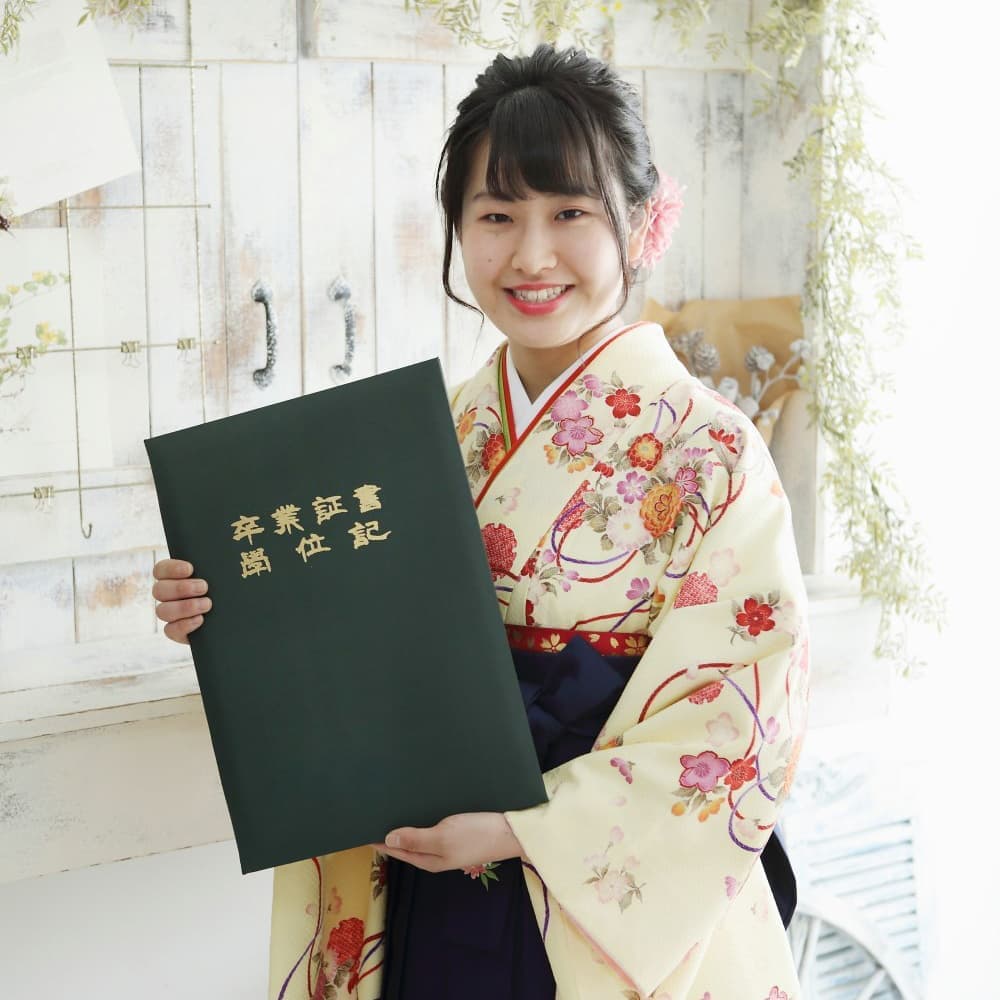頑張って掴み取った卒業証書を手にする袴姿の女の子
