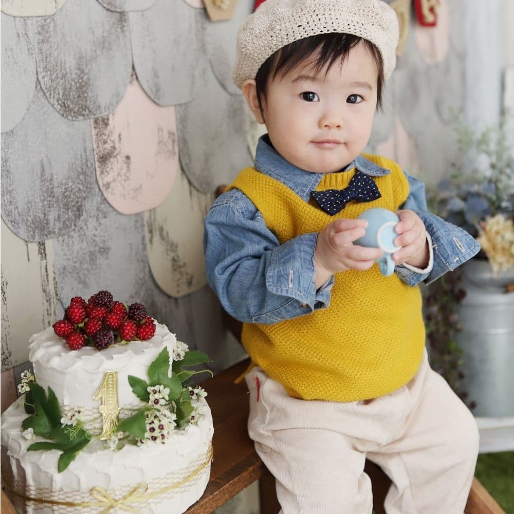 黄色のベストがキュートな一歳の男の子